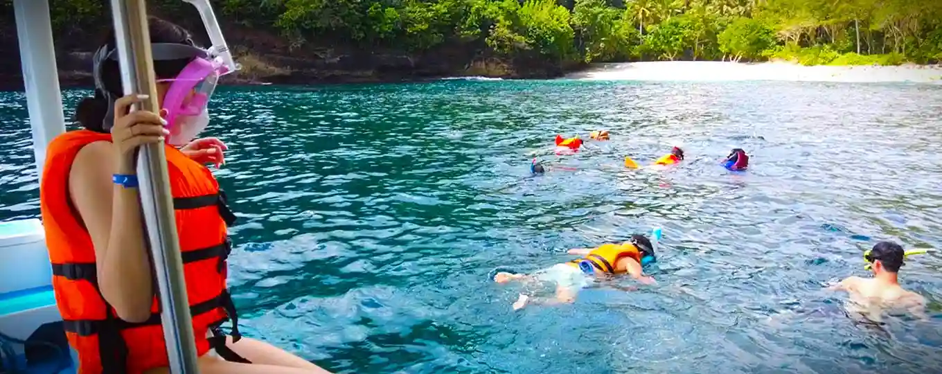 Book Manta Bay Snorkeling Tour in Nusa Penida Bali with giant manta rays crystal clear water and best snorkeling experience